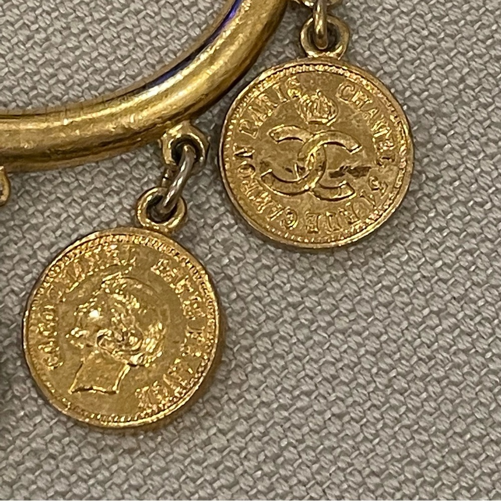 ❤️CHANEL❤️Vintage Medallion Cuff - Picture 15 of 16
